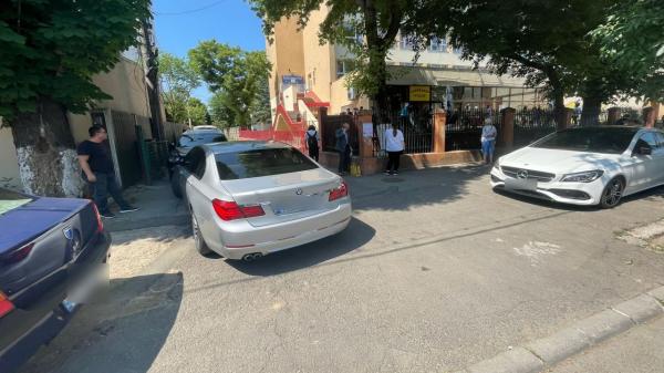 BAC 2022. Blocaj la Colegiul Economic Viilor, după ce un elev a lăsat maşina-n drum ca să nu piardă proba la limba română