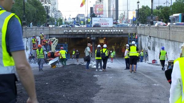 Prima zi de lucrări la Pasajul Unirii a adus pe şantier muncitori de la trei firme:  "Ca să construim trebuie să stricăm mai întâi"