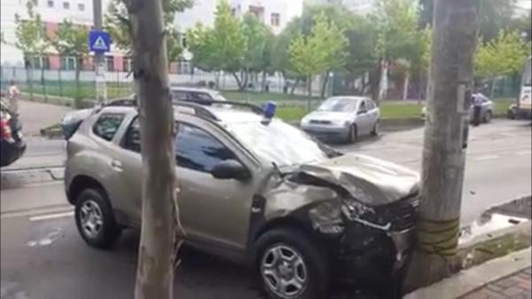 Polițist rănit în misiune, după ce a intrat cu mașina într-un stâlp, în Capitală. Martorii spun că nu ar fi auzit semnalele autospecialei