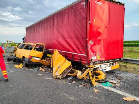 Microbuz sub TIR, pe autostrada A1. Autotrenul era oprit pe banda de urgență, așteptând să intre în Vama Nădlac