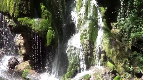 Cascada Bigăr, fascinantă și la un an după ce o parte din ea s-a rupt: "Păi nu a picat toată cascada ca să nu vină turiştii"