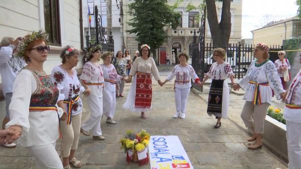 Ziua iei, sărbătorită într-un mod inedit la Galaţi: Ciuleandra dansată la orice vârstă, chiar și de tinere din Afganistan