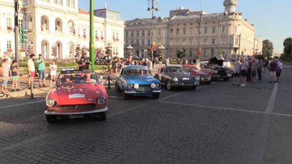 Regal de mașini retro la Arad. Cea mai veche "bijuterie" care a putut fi aqdmirată este un Bentley din 1925