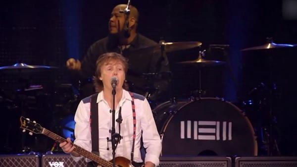 100.000 de oameni au cântat la unison cu legendarul Paul McCartney, la Glastonbury. Artistul a transmis un mesaj de susținere pentru Johnny Depp