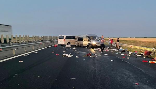 11 victime, între care un bebeluș de câteva luni, după ce două microbuze s-au ciocnit violent pe A1 Nădlac - Arad