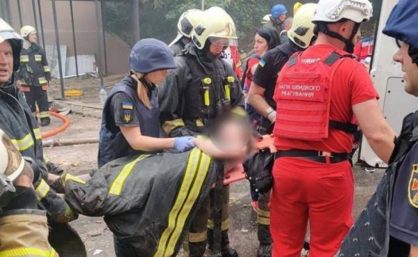 Ruşii dau vina pe ucraineni pentru distrugerile din Kiev: "Ne-au interceptat o rachetă şi au doborât-o peste un bloc de locuinţe". O fetiţă de 7 ani a murit