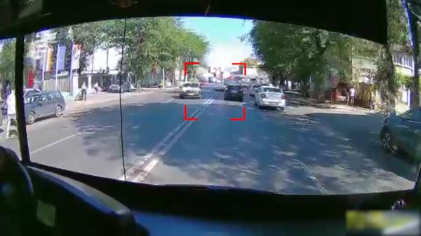 Momentul în care un motociclist din Bucureşti intră în plin într-un taxi. A intrat pe contrasens pentru că nu voia să aştepte la coadă