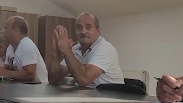 Scandal uriaş într-o comună din Prahova, după ce un ales a venit beat pulbere la şedinţa de Consiliu: "Nu există aşa ceva!"