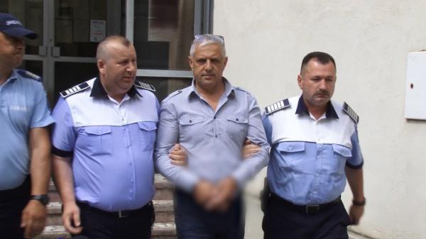 "De unde eşti, mă, derbedeule?". Edilul din Argeş, care i-ar fi cerut unei tinere să se culce cu el, un nou scandal. Primarul s-a luat la ceartă cu mai mulţi tineri