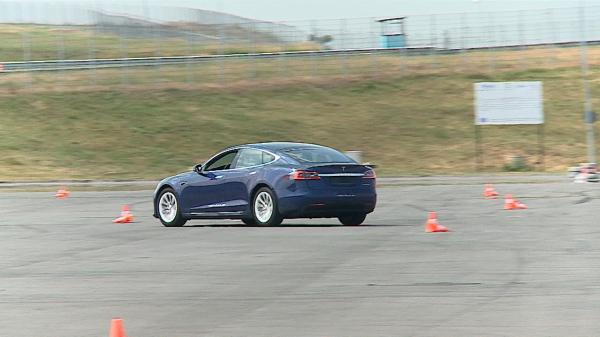 Prima cursă de anduranţă de 24 de ore cu maşini electrice are loc la Târgu Mureş