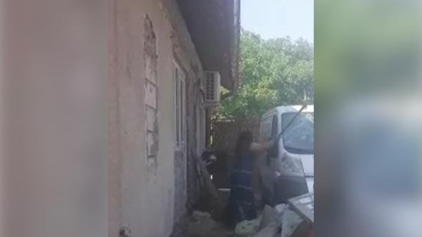 Doi soţi din Călimăneşti, scandal de proporţii. Femeia a spart geamurile casei şi maşinii cu o lopată: "Mi-ai vândut tot din casă. Cheamă Poliţia!"