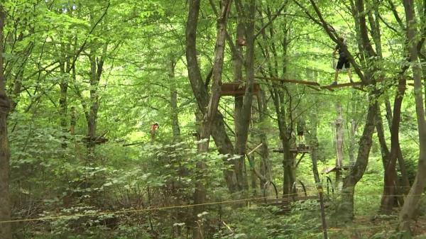 În vreme toridă, drumurile multora duc la munte. Peşterile sunt refugiul din calea temperaturilor caniculare