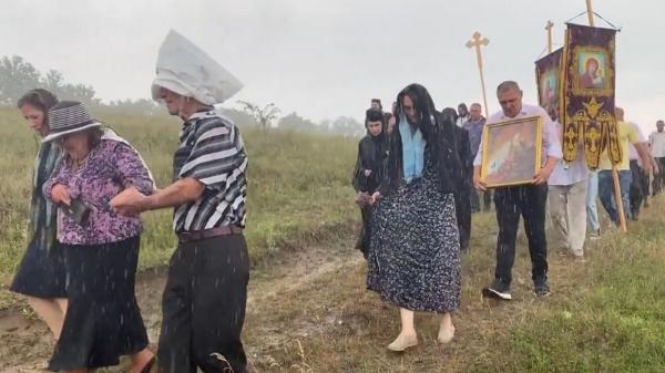Satul din România unde localnicii s-au rugat să plouă şi "minunea" s-a înfăptuit. O procesiune religioasă ar fi alungat seceta