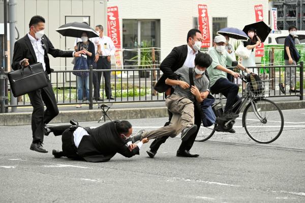 Filmul atacului în care a fost ucis Shinzo Abe. Premierul care a intrat în istoria Japoniei, împuşcat în spate de un veteran din Marină