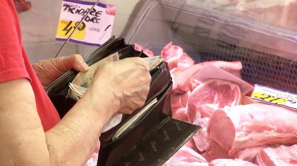 Mâncăm carne de porc din import, mult mai scumpă. Fermele din România se închid una după alta