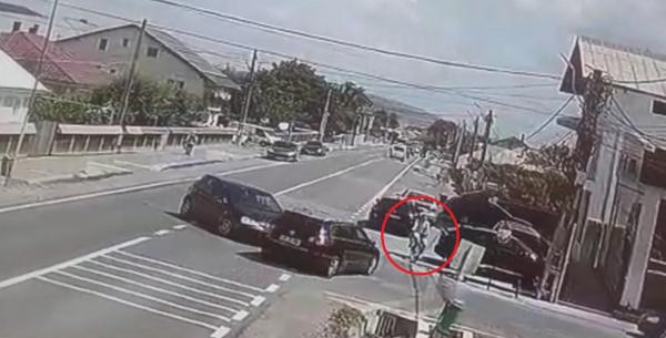 Fetiță pe bicicletă, lovită de mașină pe trotuar. Șoferul a vrut să evite un accident, pe un drum din Neamț