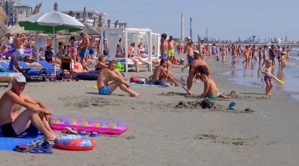 Cea mai scumpă fâşie de plajă e la Năvodari: loc de cearşaf, închiriat cu 200 de lei pe zi. Autorităţile nu ştiu dacă operatorul trebuie amendat sau nu