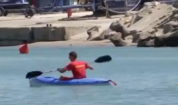 Turist înghiţit de valuri, salvat în ultimul moment