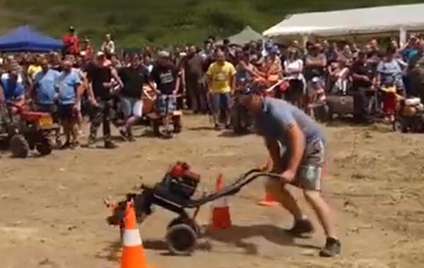Cursă inedită în Harghita: La întrecere cu motocultoare. "Nici nu m-am gândit că se poate concura cu astfel de aparate"