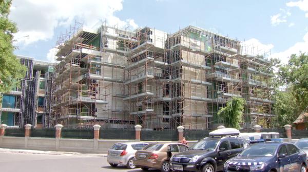 "Lucrau zi-lumină". Trei blocuri din Bucureşti aşteaptă să fie demolate, deşi se lucrează din greu la ele