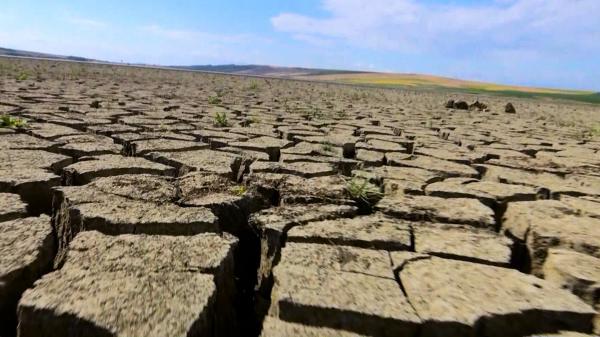 ”Ia uitaţi, e piatră!”. Un lac important din România, care asigura apă pentru zeci de mii de oameni, a secat complet