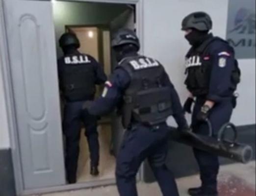 Fabrică de documente false în România: Un bărbat din Alba a creat o adevărată reţea infracţională. 50 de percheziţii în Capitală şi 9 judeţe
