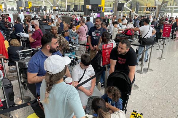 Aeroportul Heathrow din Londra va limita numărul pasagerilor pentru a evita cozile interminabile 
