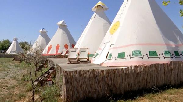 Plaja de poveste din România care întâmpină turiştii cu un concept inedit. În plin sezon, cazarea costă 30 de lei