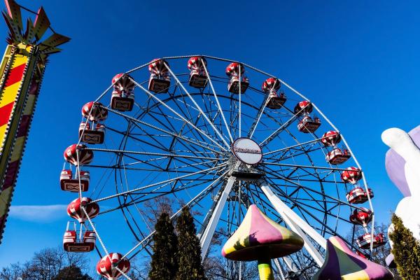 Roțile de distracții din București se învârt în gol. Cea mai mare, din Parcul Lacul Tei, pornită azi pentru doar 5 oameni