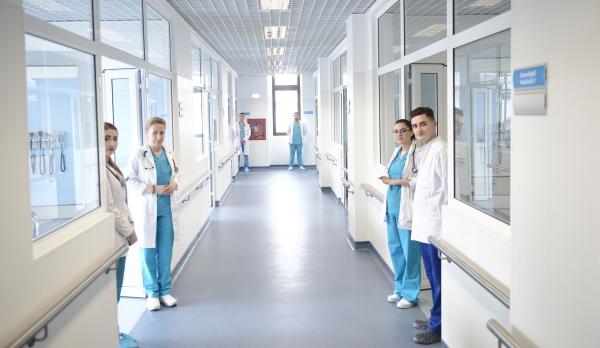 Admitere la Medicină: Concurență acerbă la UMFST și UMF Carol Davila. Câți tineri se bat pe un singur loc