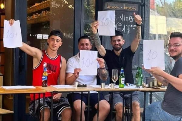 Scandalul de la pizzerie. Cum justifică tinerii notele date femeilor de pe stradă: "Era doar 10. Am dat şi la cupluri şi la persoane în vârstă"