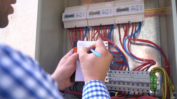 Speriați de facturile tot mai mari, românii și-au redus consumul de energie electrică. Ce spun datele INS