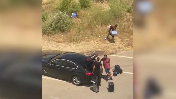 Turiști filmați în timp ce aruncă fără nicio jenă gunoaie cu tot cu lăzi frigorifice pe spațiul verde în Mamaia