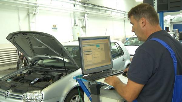 Veşti bune pentru şoferi. Pentru 20 de lei, scapă de cozi şi pot primi prin curier cel mai important act