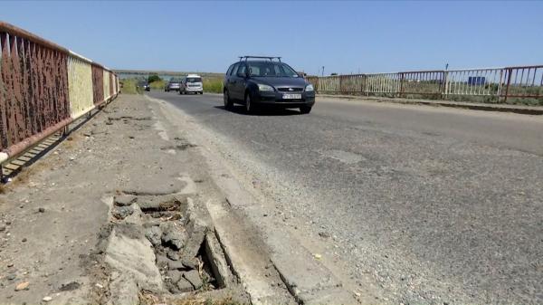 Podul de la Corbu, o bombă cu ceas. Șoferii îl traversează cu inima strânsă: "Se mişcă, se rupe în două. S-ar putea să cădem dacă ne oprim"