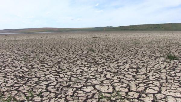 Fântâni secate şi rezerve insuficiente. În 17 judeţe românii primesc apă cu porţia din cauza secetei extreme