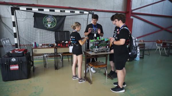Tinerii români care uimesc o lume întreagă la concursurile de robotică își unesc forțele. "Viitorul ține de acest domeniu"