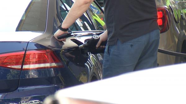 Preţul benzinei s-a ieftinit peste noapte, iar un litru costă acum sub 8 lei. Şoferii cu maşini pe motorină nu au fost la fel de norocoşi