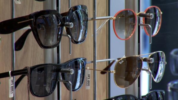 La ce trebuie să fim atenți când ne cumpărăm ochelari de soare. Ce avertismente ne dau specialiștii