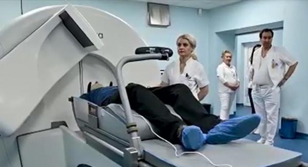 Operaţiile pe creier, fără bisturiu, se pot face acum la Iaşi. Cum se simt primii pacienţi în urma radiochirurgiei stereotactice