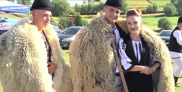 Festivalul Sus pe Muntele din Jina. Mii de oameni s-au îmbrăcat în haine de sărbatoare