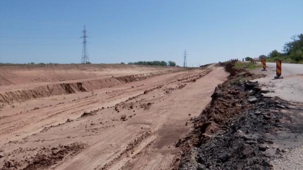 Lucrări în ritm de melc pe primul tronson al Drumului Expres Craiova-Piteşti. Iarna prea frig, vara îi ispiteşte pe muncitori la somn