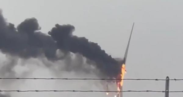 O turbină eoliană a luat foc după ce a fost lovită de fulger, în Texas. Pompierii nu au putut interveni din cauza înălţimii