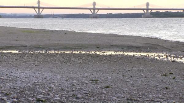 Debitul Dunării, în continuă scădere: Cote cu mult sub nivelul 0 de siguranţă pentru navigaţie