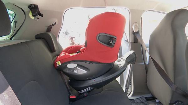 Cum alegem scaunul auto potrivit pentru cei mici. O aplicaţie gratuită vine în ajutorul părinţilor