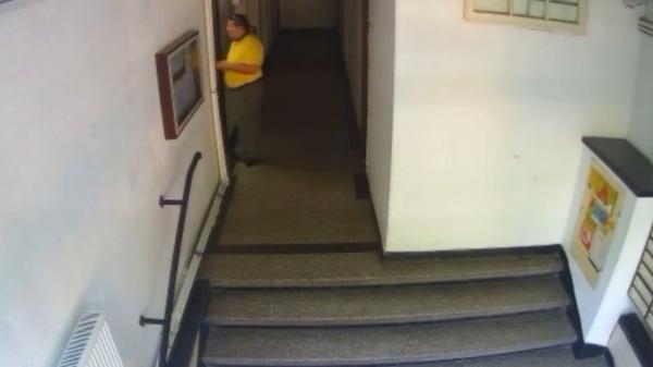 "Punct ochit, punct lovit". Hoț filmat când intră peste o bătrână în casă: la plecare, i-a luat și pensia. Ca el operează mulți alții