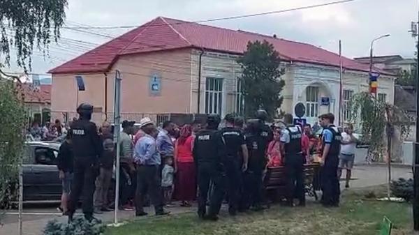 Scandal fatal într-o mașină, în Târgu Neamț: doi bărbați s-au înjunghiat de la bani, iar unul dintre ei a murit