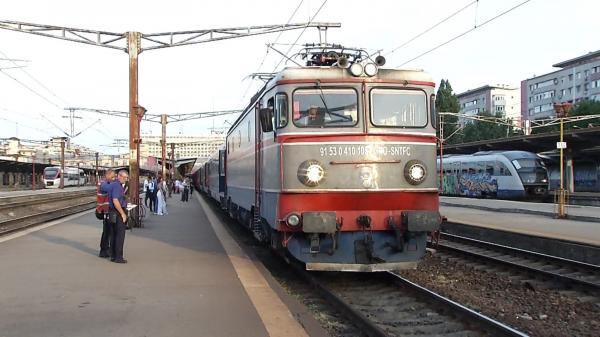 Haos pe calea ferată, din cauza vremii. Vagoane transformate în cuptoare, şine blocate din cauza copacilor doborâţi de furtuni