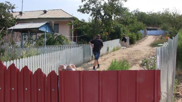 Film de groază în Vaslui. Doi copii şi-au găsit tatăl spânzurat. Şi mama era moartă, în curte: poliţiştii au găsit cadavrul după 6 ore, deşi era sub nasul lor