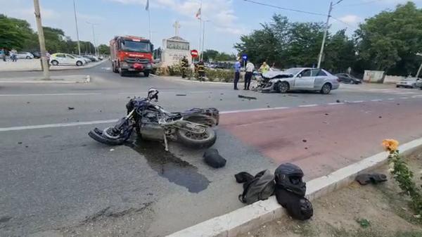 Impact devastator pe o stradă din Constanţa. Un tânăr de 25 de ani a intrat cu motocicleta, în plin, într-un autoturism